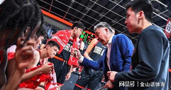 不贪功！率队击败2支争冠热门球队，28岁锋卫，赛后盛赞自己主帅