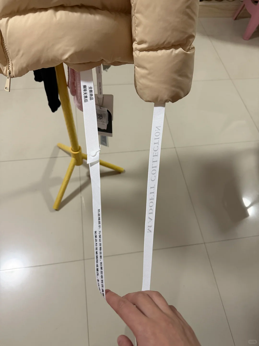 世界杯赛事直播app下载中心-商家防“蹭穿”与恶意退货出新招：继“比脸还大的吊牌”后又推超半米“防盗绳”