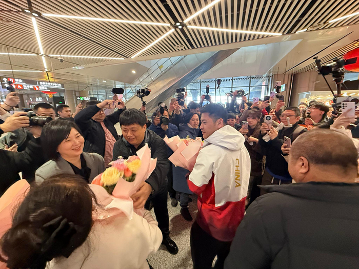 世界杯高清比赛观看地址-速滑冠军宁忠岩载誉返乡，家乡民众热情接机|速度滑冰|冬奥会|米兰冬奥会|AC米兰|黑龙江_新浪体育_新浪新闻